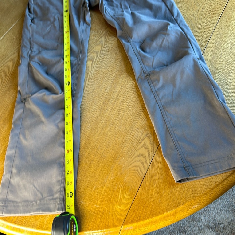 Women’s NWOT Prana size 4 short Halle convertible hiking cargo pants. Slim leg